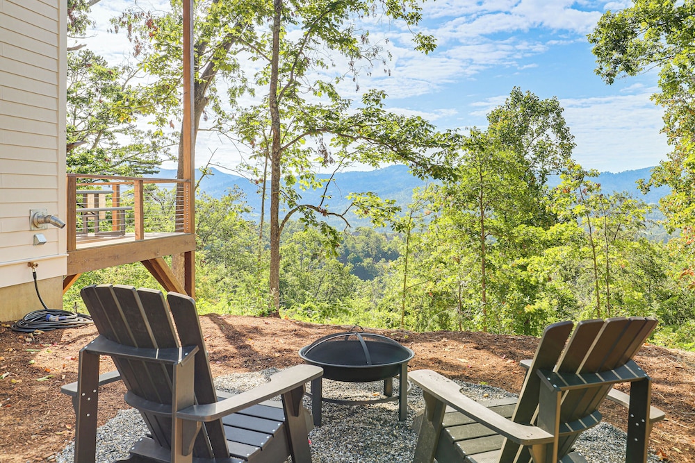 12 Mi to Asheville: Mtn-view Gem in Weaverville