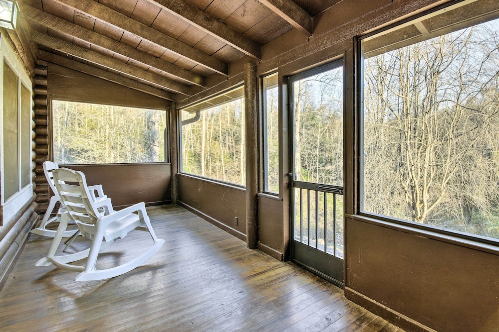 Pet-friendly Gatlinburg Cabin w/ Hot Tub!