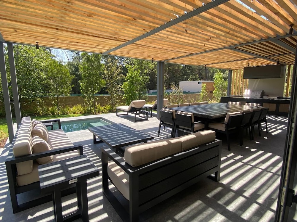 Casa Cundi-Contemporary Living in Nature