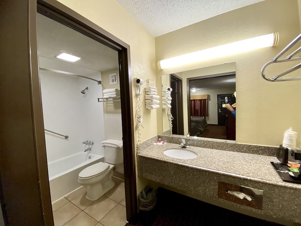 Super 8 by Wyndham Shawnee - Property Image 3