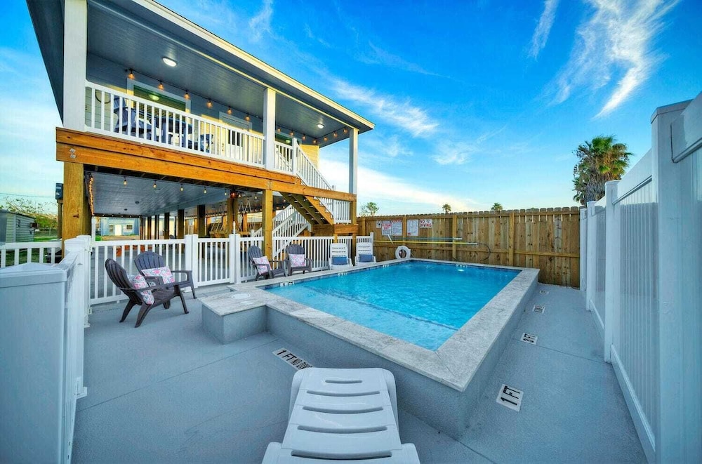 Sleeps 16 2 Homes, Priv Pool, Ping-pong 1block to Alister St. Shops & Dining