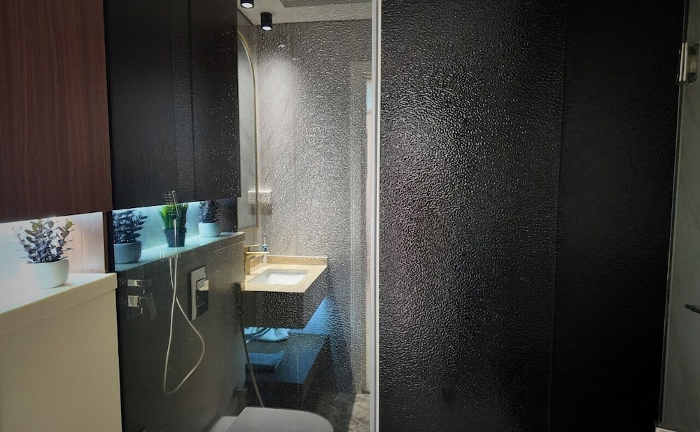 Luxury 1BR w/ Balcony & Burj Khalifa View