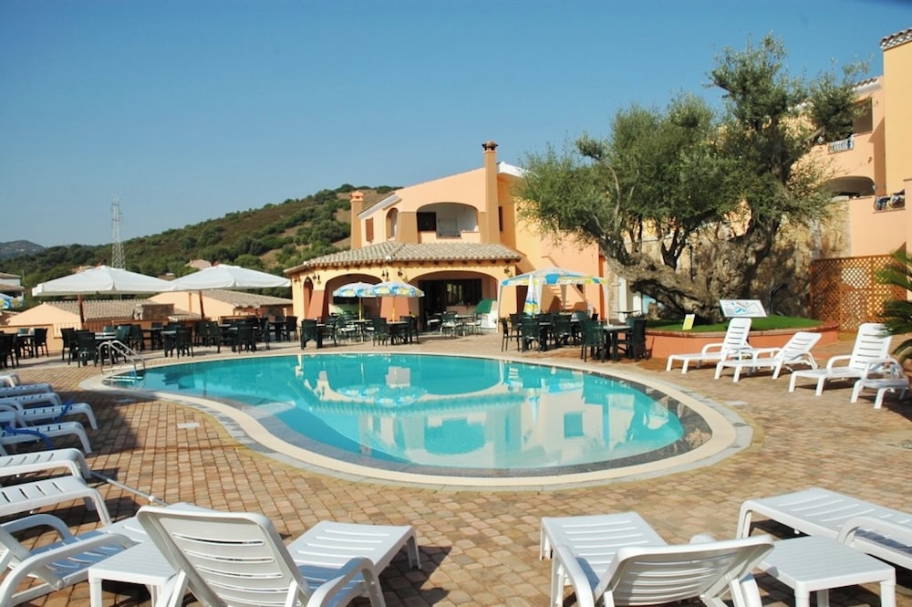Residence with swimming pool near Budoni