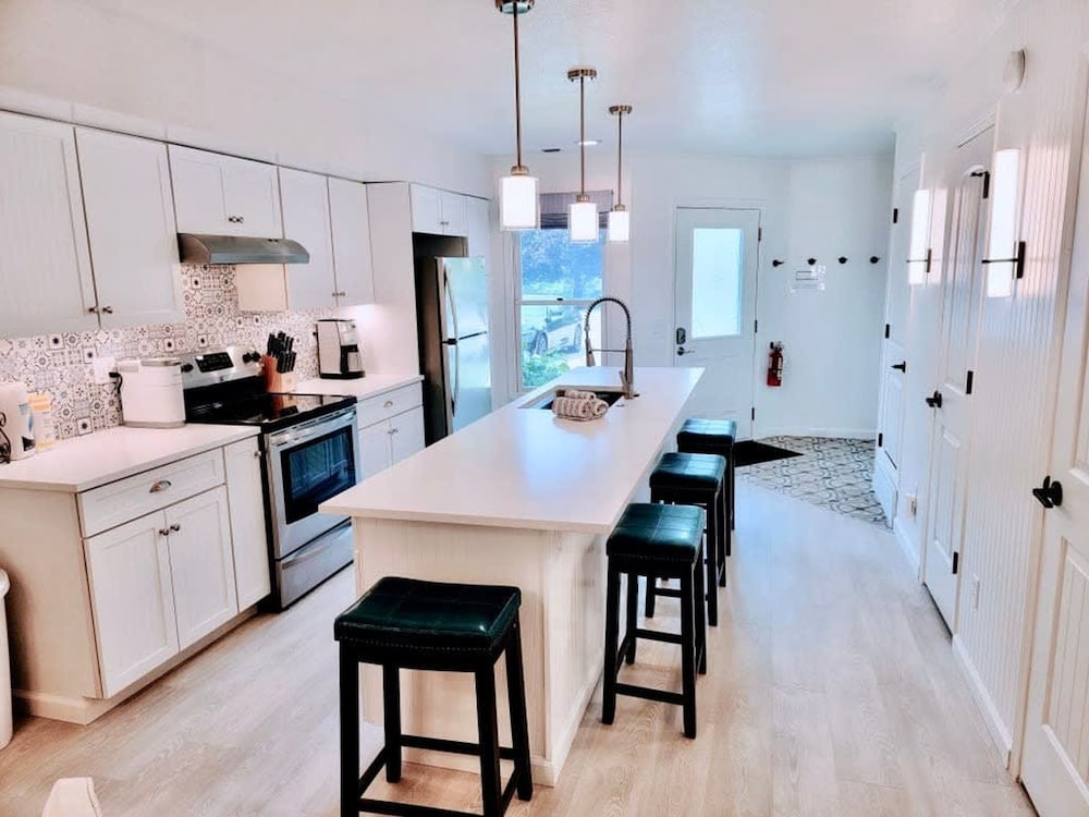 Charming Bayview - Downtown Condo With Pool