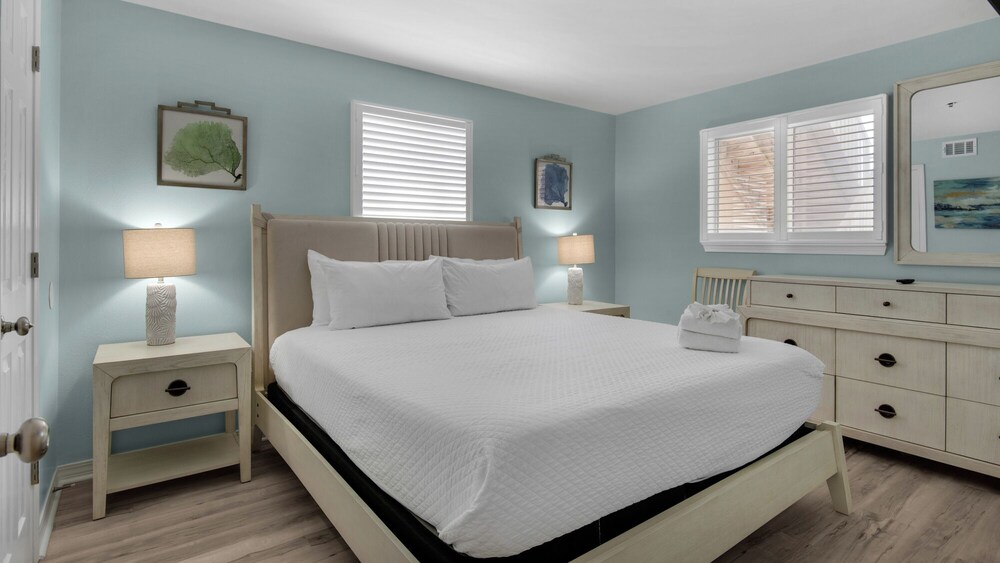 Crystal Sands 112b: Beachfront Condo With Front-row Gulf Views