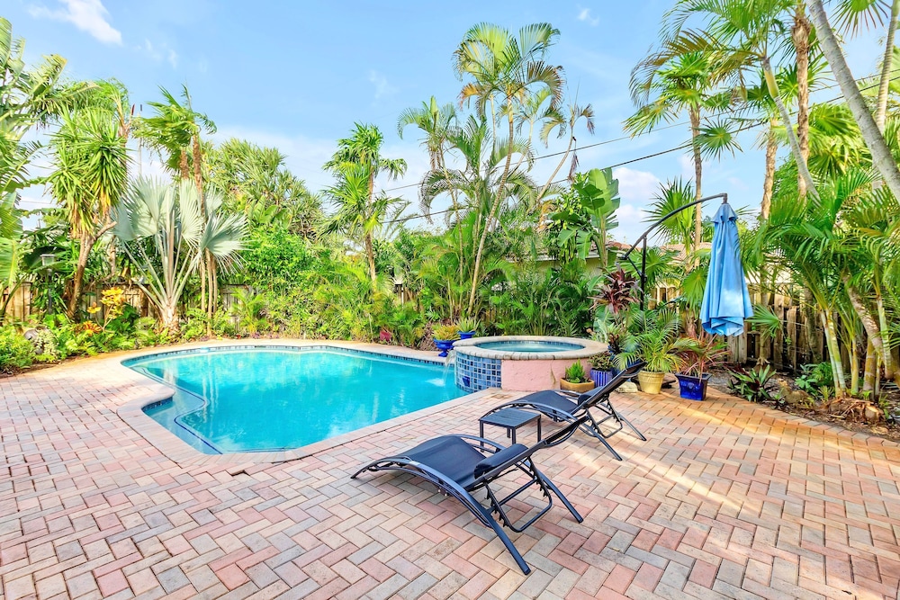 Chic 3BR Sanctuary Steps From The Drive Paradise
