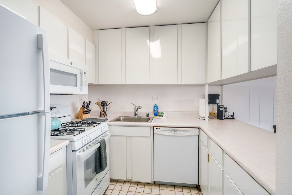 Budget Friendly - Kihei Akahi C-608, Ocean Views, Short Walk to Kamaole Beach II
