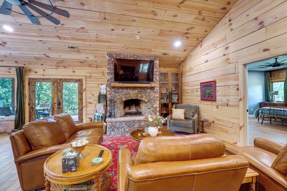 400 Acres on Lavender Mtn: Getaway w/ Hot Tub!