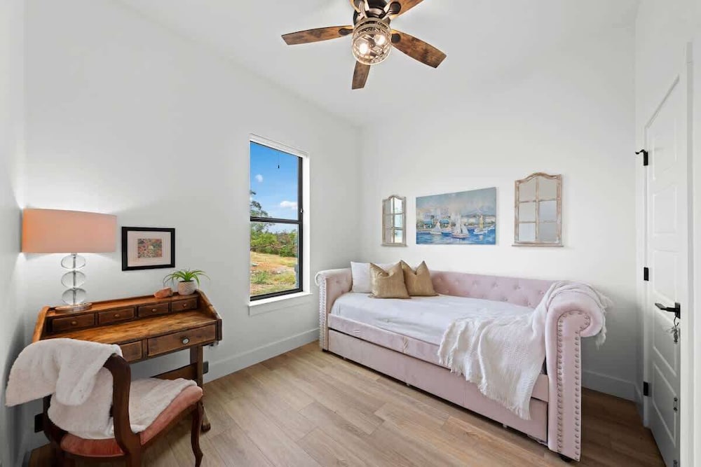 Hill Country Escape W/views Plus, Hot-tub and Pet Friendly!