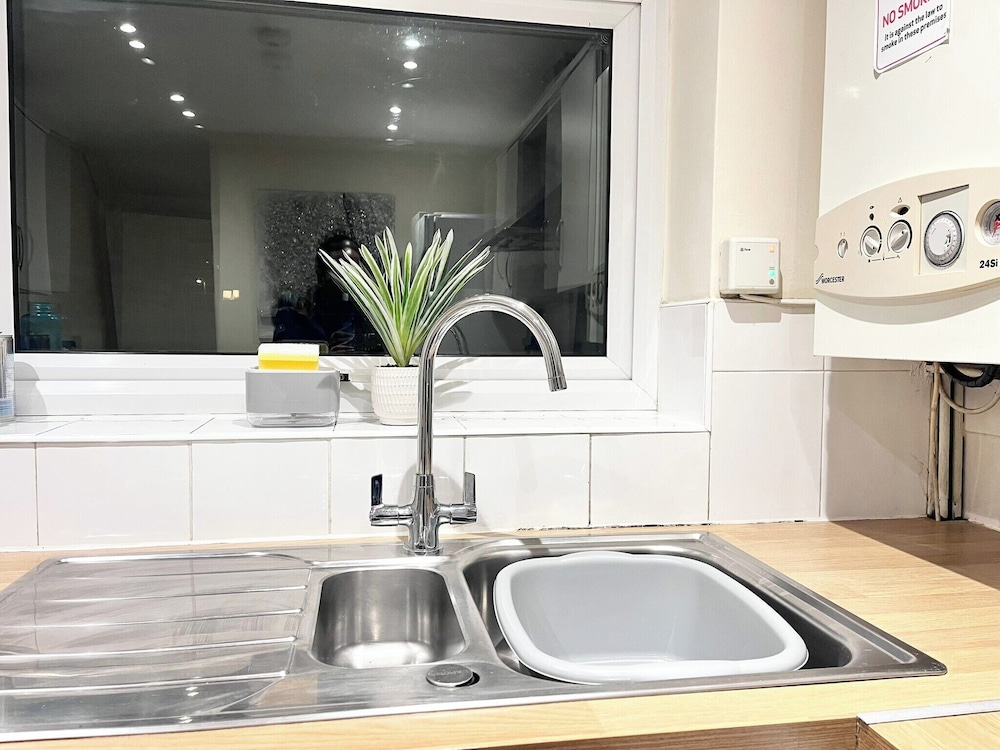 House - Sleeps 10 - Parking - Garden