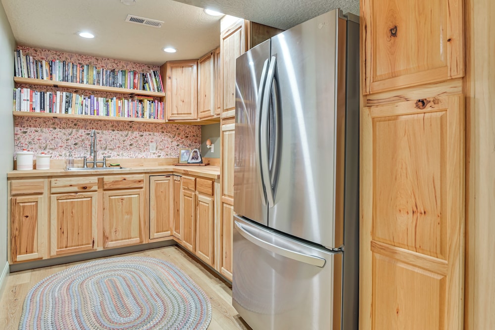 Ski, Hike & More: Homey Huntsville Retreat!