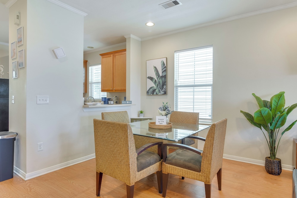 1/2 Mi to Galveston Beach Seawall: Retreat w/ Pool