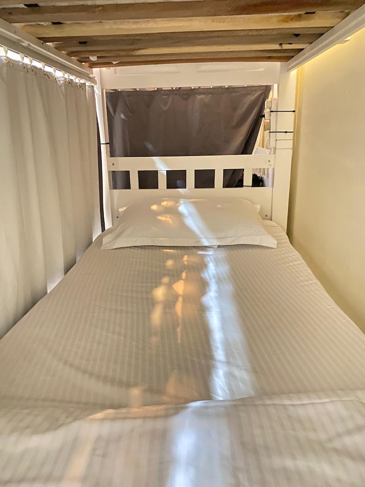 Urban Panda Mirror Maze Hostel JBR