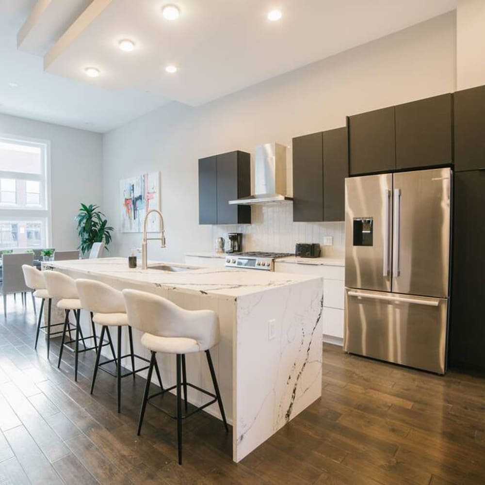 Magnificent NEW Home w 8 Beds Free Parking