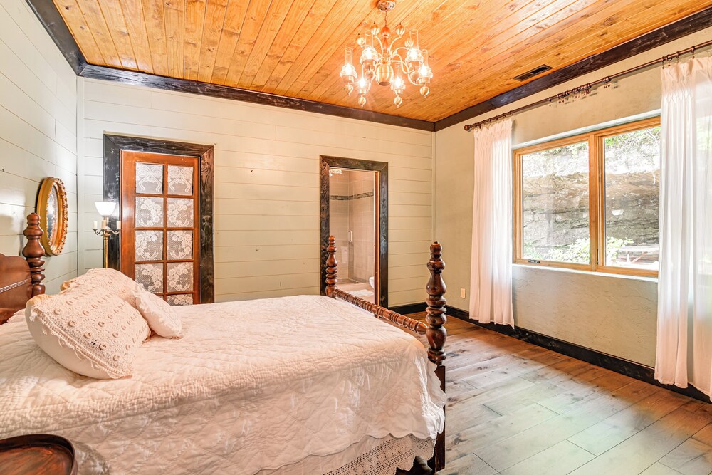 Upscale Getaway on Smith Lake w/ Boat Dock