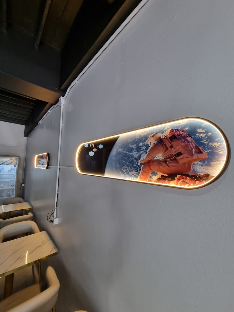 MET A Space Pod Phrom Phong