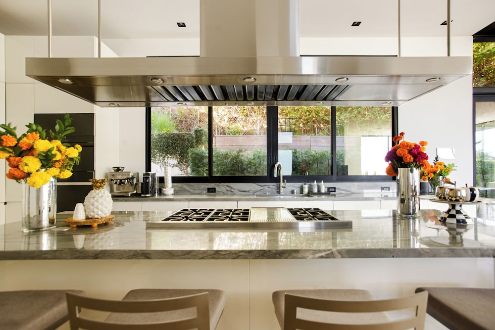 Belfast Estate - Mid-century Meets Modern - Luxe Poolside Villa