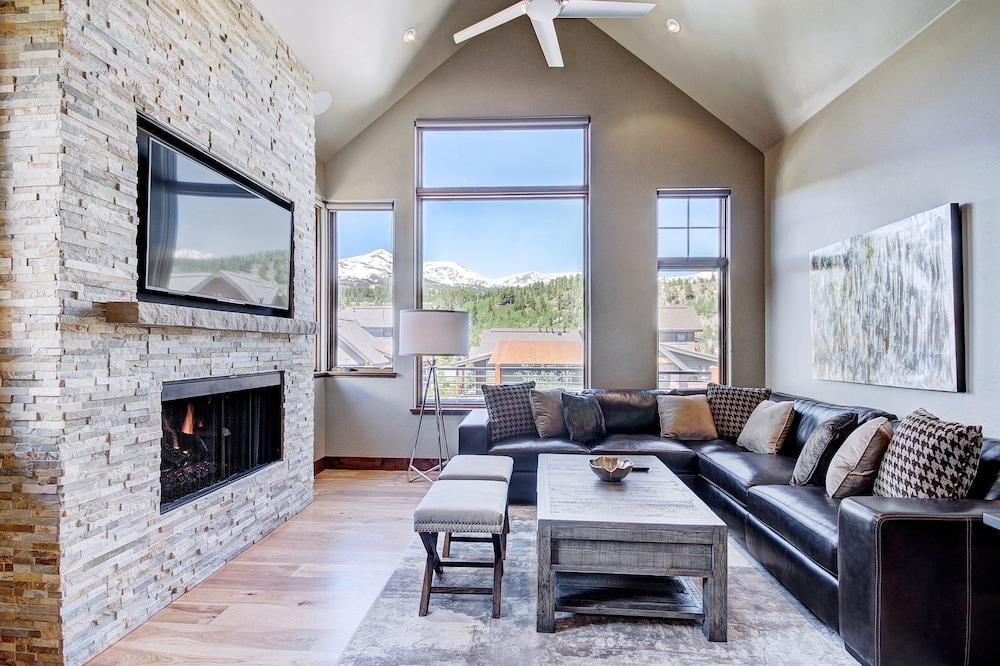 Slope View  3 Bedroom Townhouse by RedAwning