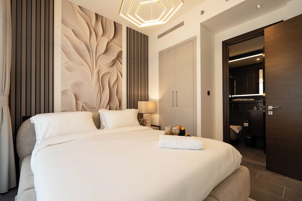 Premium 1BR Oasis - City Views & Pool