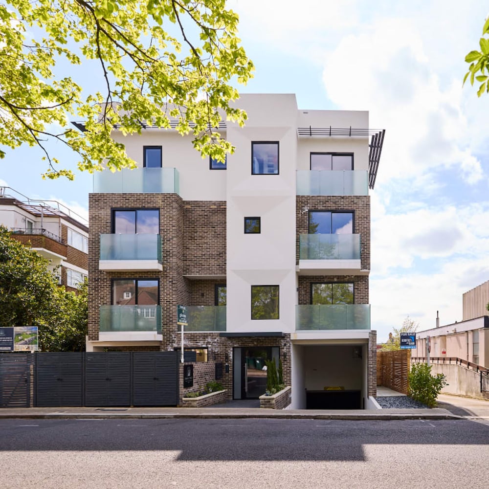 The Temple Fortune Crib - Lovely 3bdr House With Balcony and Parking