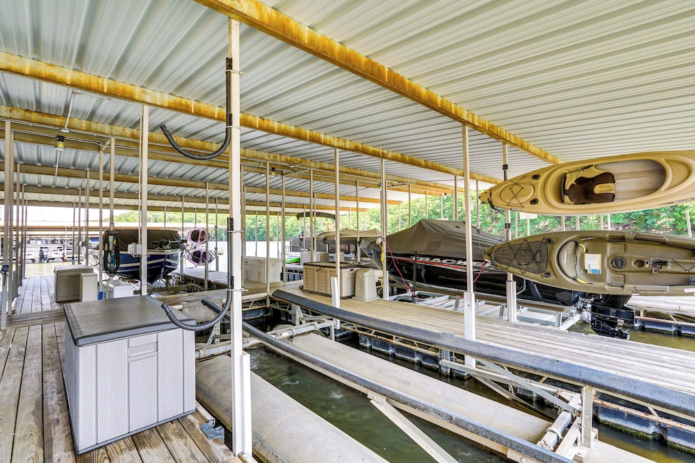 Lake & Pool Access: Lazy Days Condo w/ Balcony!