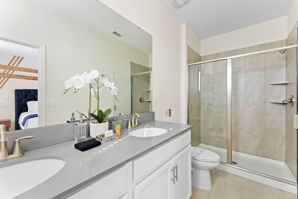 Sophisticated 6BR at Storey Lake