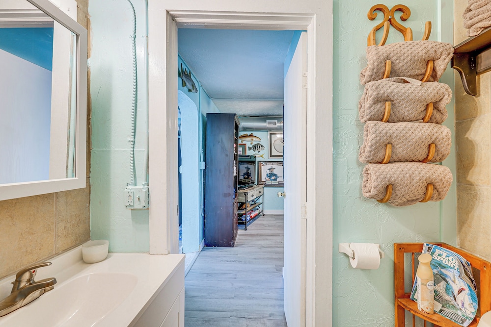 6 Mi to Beach: Riverfront Home in Ruskin!