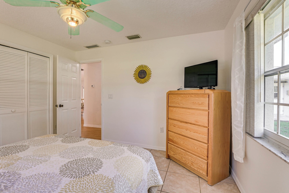 Sunny Sarasota Stay: Screened Pool + Pet Friendly