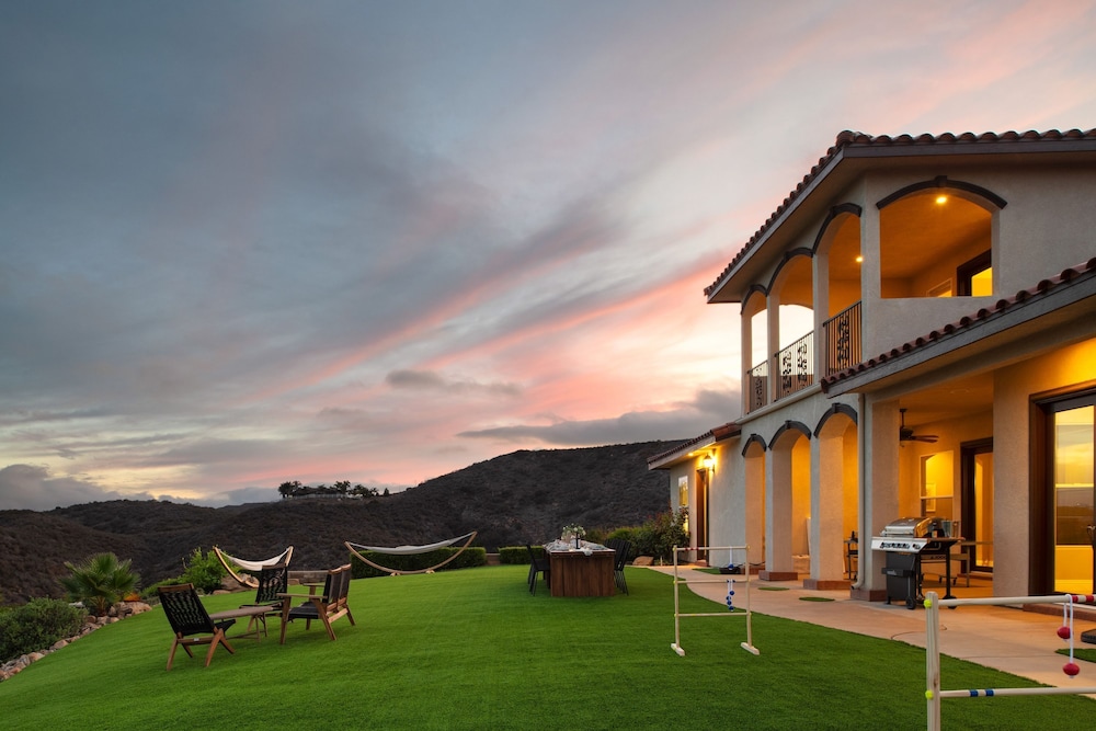 Colina by Avantstay Secluded Mountain Top Oasis w Pool Hot Tub Putting Green