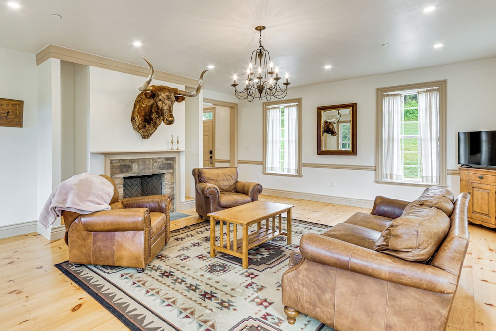Updated Farmhouse < 2 Mi to Historic Middletown!