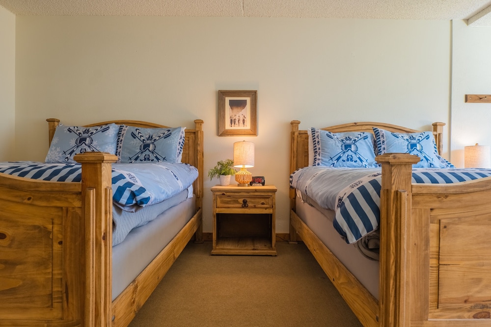 Comfortable Cozy Condo - Short Walk to American Eagle Lift - SH402 by RedAwning