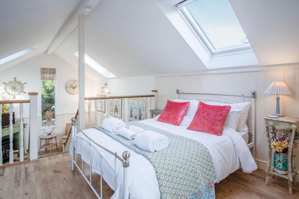 Bee Happy - 1 Bedroom Holiday Home - Saundersfoot view 2