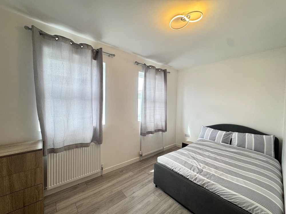 Three Double Rooms in Spacious Home