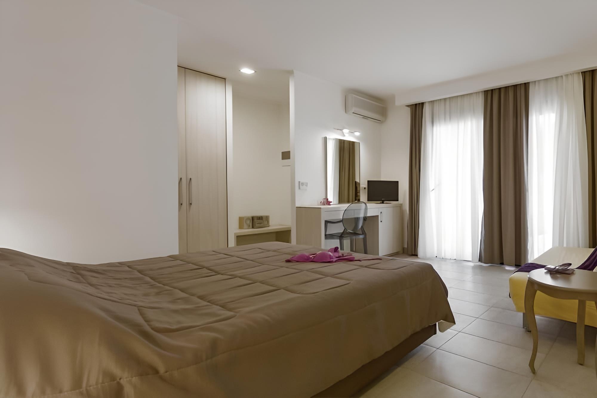 Lagomandra Beach Hotel