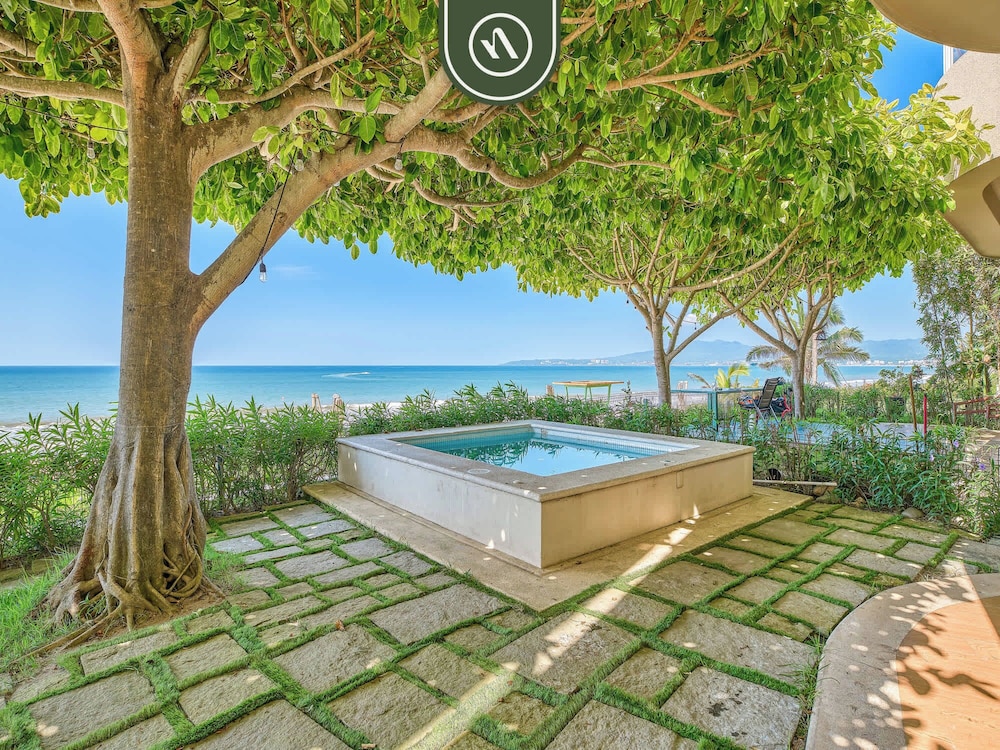 Luxury 4 BR Condo - Private Beachfront Deck With Pool