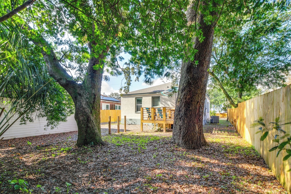5 Mi to Dtwn: Bright Home w/ Yard in Pensacola!