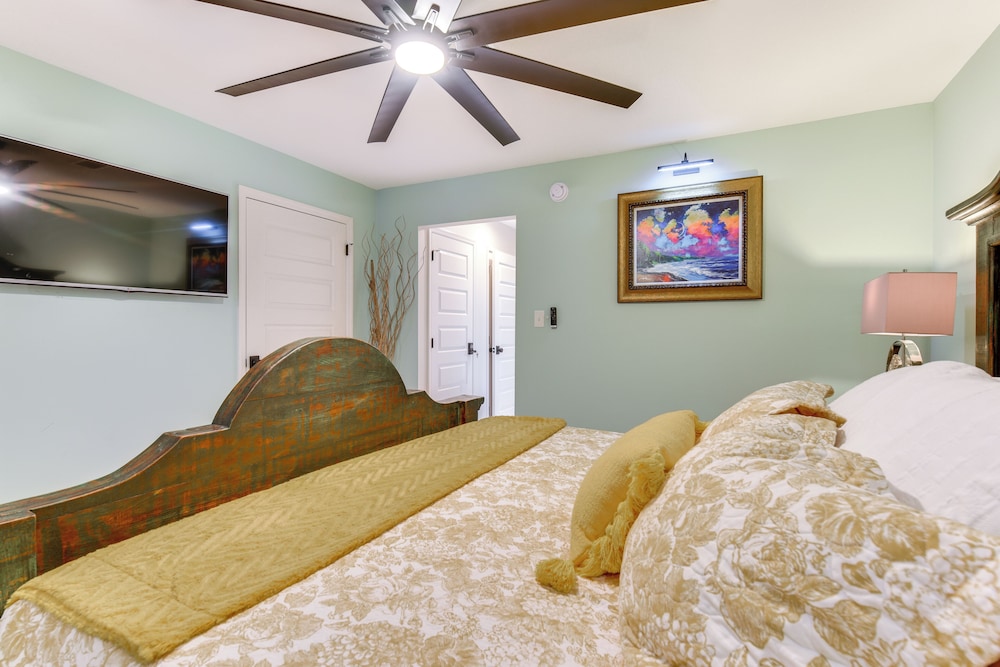 Boat, Fish & Walk to Beach: Waterfront Destin Gem!