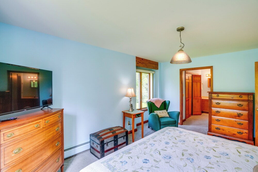 Game Room, Hot Tub! Year-round Dover Retreat