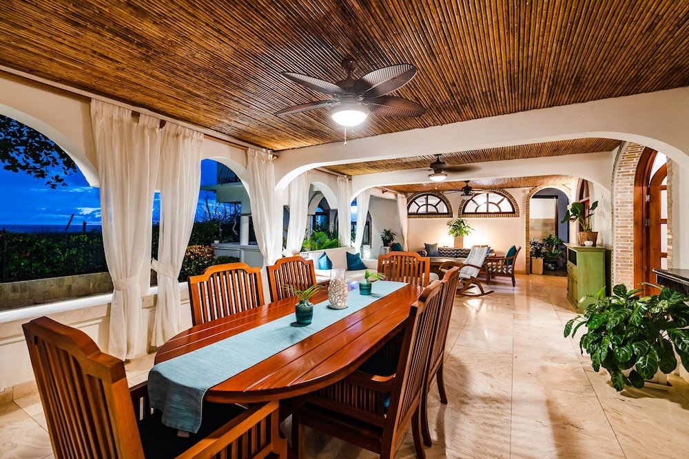 Luxury Beachfront 5 Bedroom Villa on Famous Beach