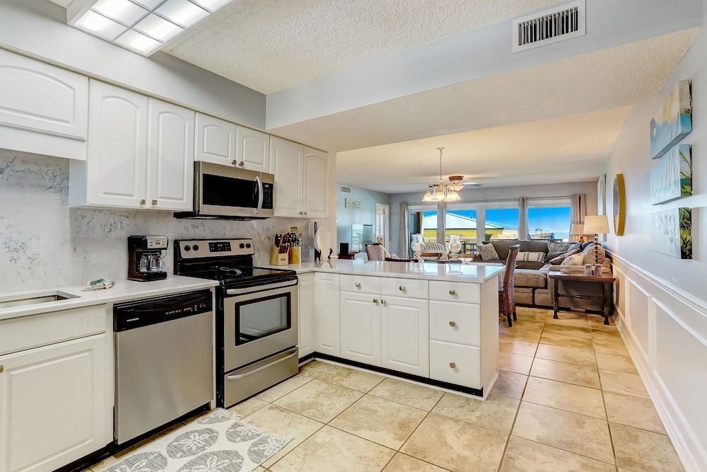 Fernandina Beach Vacations - Enchanting Ground Unit Condo Few Steps Away from the Ocean Side by RedAwning - Property Image 8