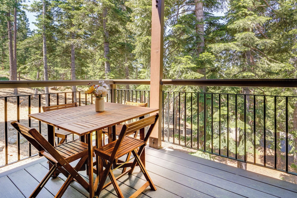 8 Mi to North Tahoe Beach: Truckee Resort Condo