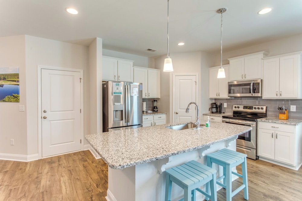 4 Mi to Beaches: Sleek Retreat in Ocean Isle Beach
