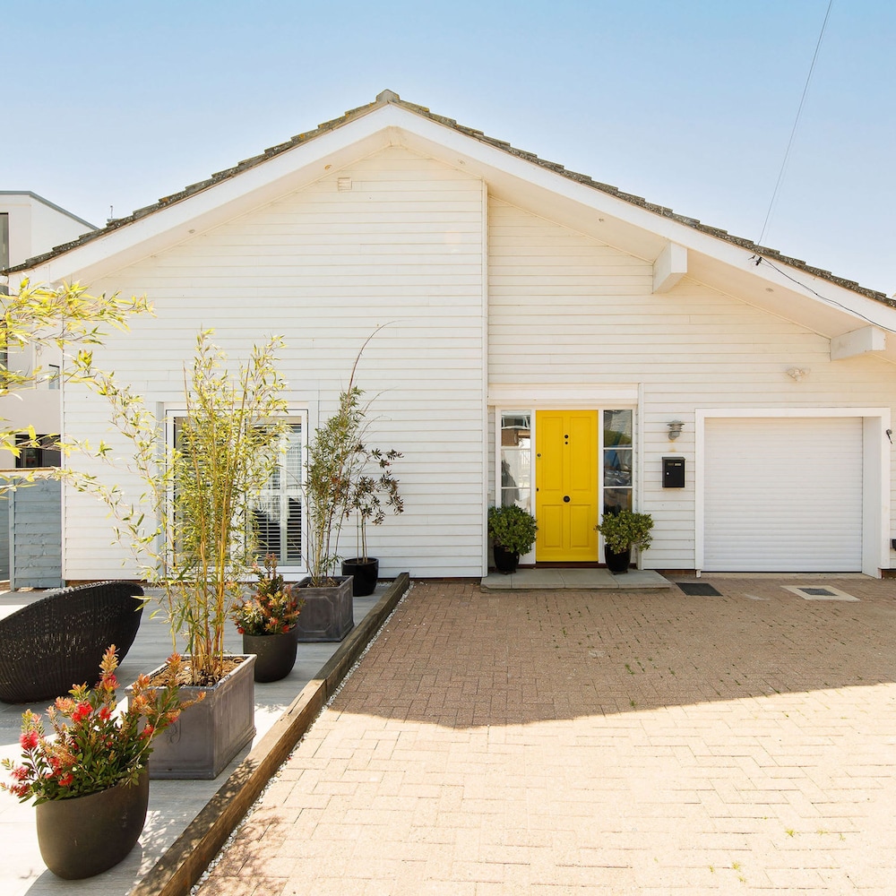 Vibrant Seafront Home With Seasonal Pool view 4
