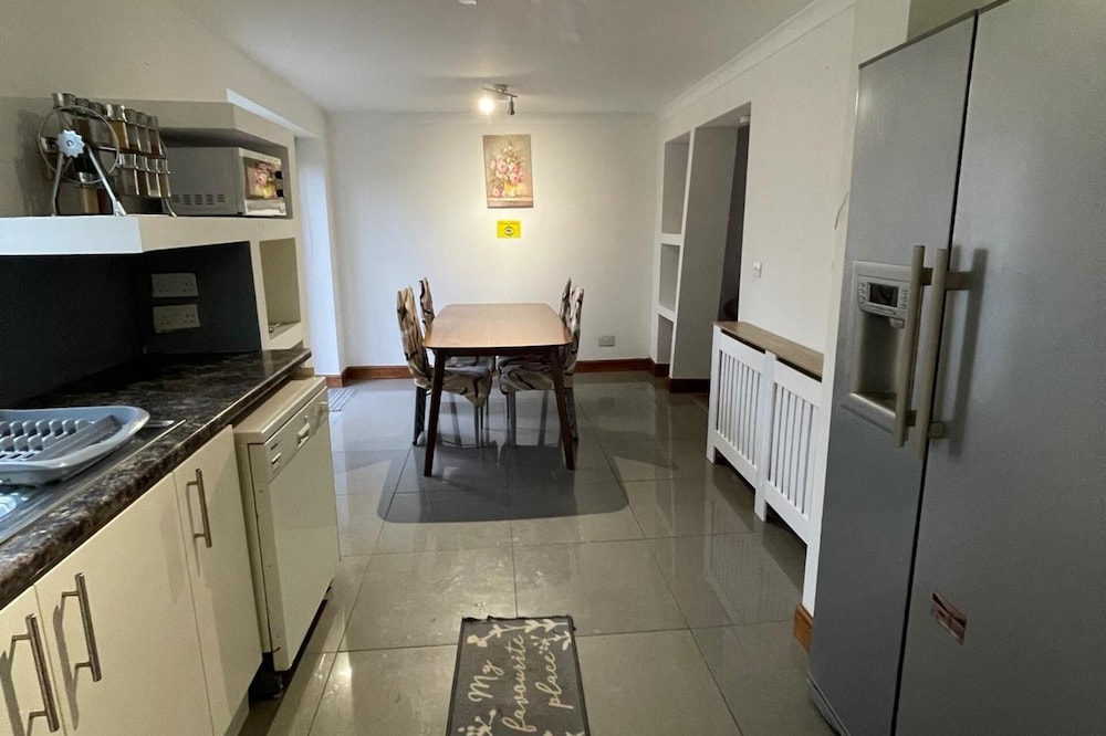 4-bed Barnwell Retreat- Sleeps10, Garden & Parking