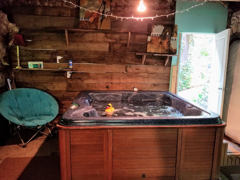 Bear Creek Lodge and Cabins in Helen Ga - Pet Friendly, River on Property, Walking Distance to downtown Helen