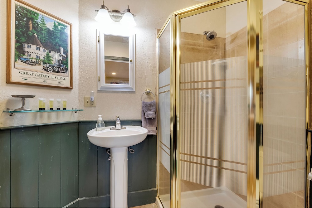 Tahoe Mountain Retreat Sleeps 12!