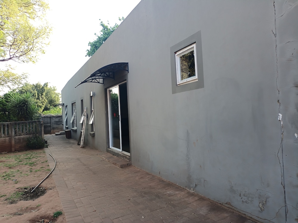 JM TOURS & SAFARIS GUESTHOUSE