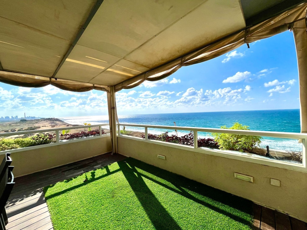 Luxurious Sea View 3BR Pool Spa and Gym