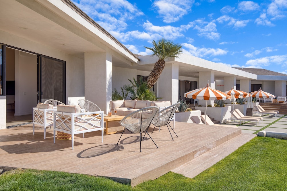 Buena Vista by Avantstay Massive Outdoor Oasis w Pool Spa Firepit