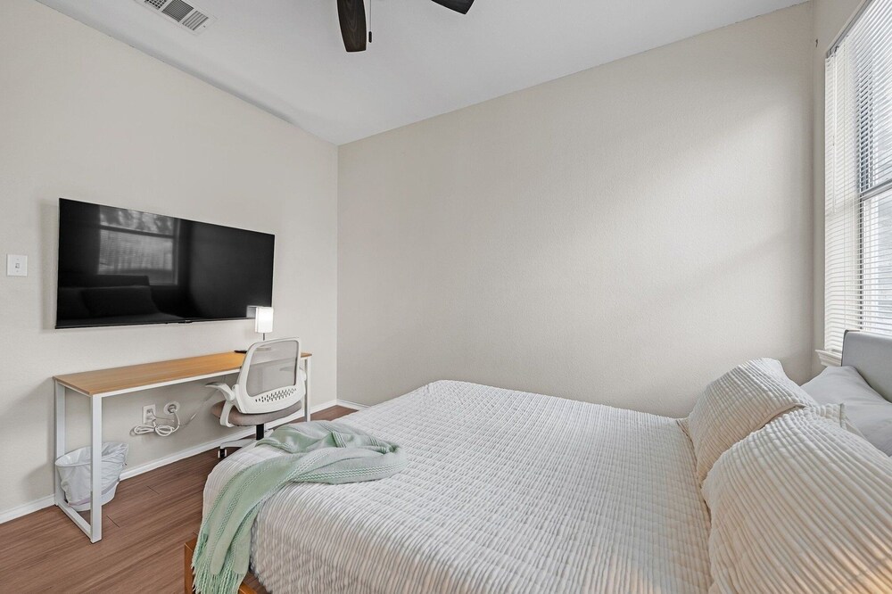 Modern 4br Gem Chic Comfort In Austin 4 Bedroom Home